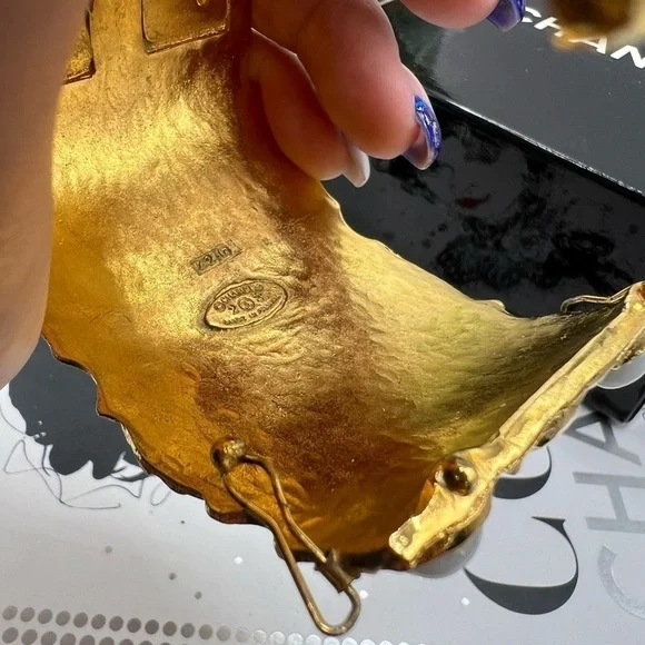 CHANEL Rare Vintage Gold Hinged Bracelet - Picture 9 of 10